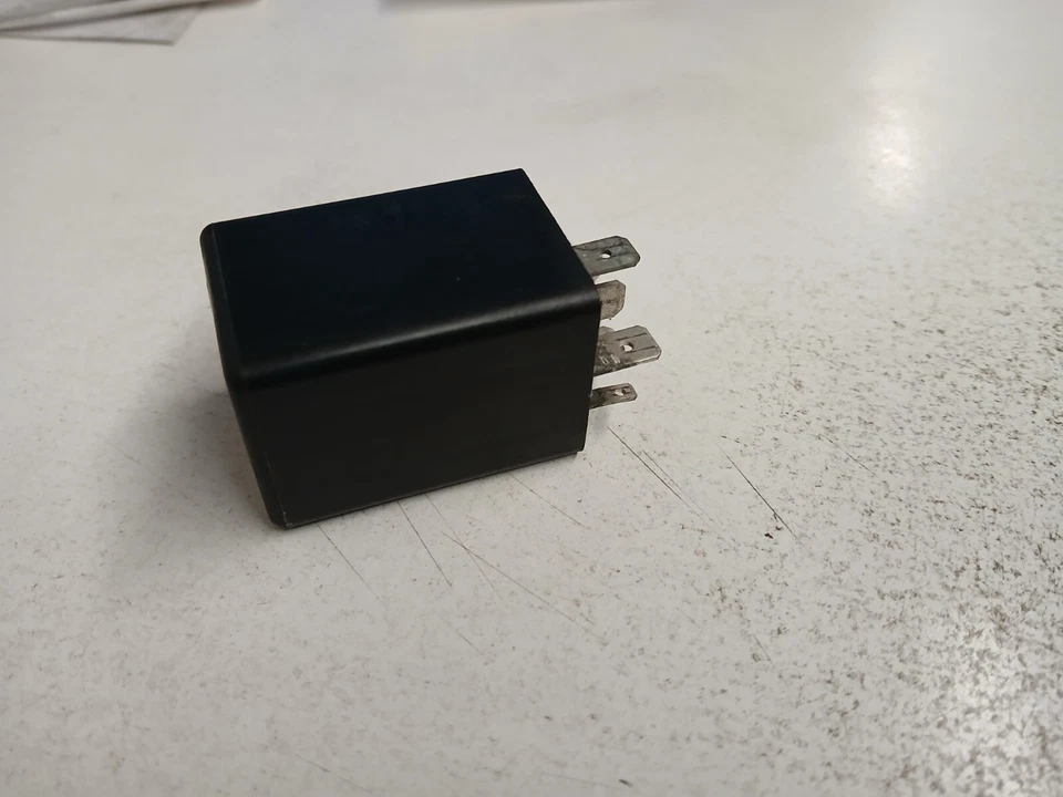 Porsche 924 944 928 relé multiusos 944 615 113 01 usado 84 944 Foto 2 de 4