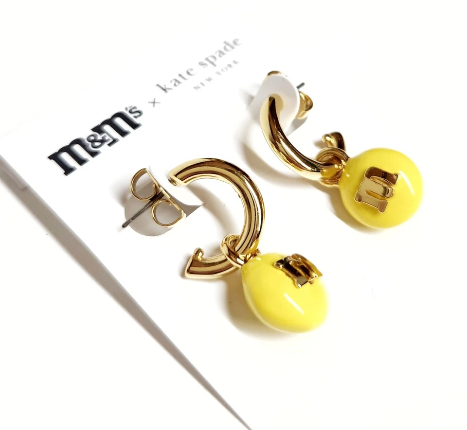 Pendientes colgantes Kate Spade X M&M's Charm Huggie amarillo multicolor KJ264 NUEVOS CON ETIQUETAS Foto 4 de 4