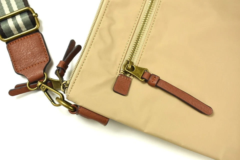 骆驼活动包女式单肩包皮革细节可调肩带 — 第 4/4 张图片