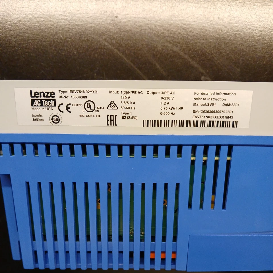 NUEVO artículo abierto ESV751N02YXB-CC LENZE Servoinversor 240V 4.2 A .75 hp 3/4 HP Driv Foto 2 de 4