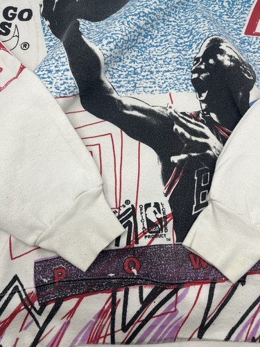 Vintage 1990s Michael Jordan AOP Magic Johnson T's Chicago Bulls Sweatshirt (M) - Picture 5 of 13