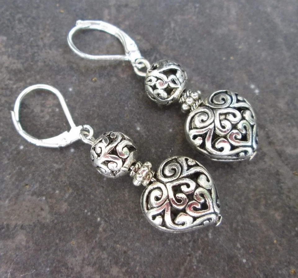 Pendientes de corazón hinchado de filigrana de plata con cierre de palanca de plata de ley Foto 2 de 4