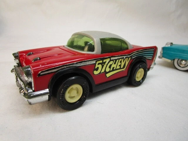Par de juguetes de plástico Buddy L 1957 Chevy en rojo y Ford Thunderbird en aguamarina Foto 3 de 4