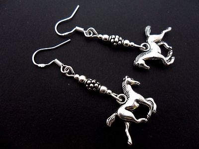 EIN PAAR TIBETISCHE SILBER PFERDE PONY OHRRINGE MIT 925 MASSIVEN SILBERHAKEN. NEU.. 