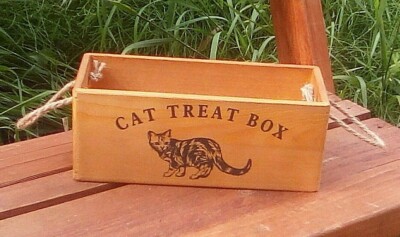 Katzenleckerli Box. Rustikale Aufbewahrungsbox aus Holz mit Seilgriffen. Schönes Geschenk.