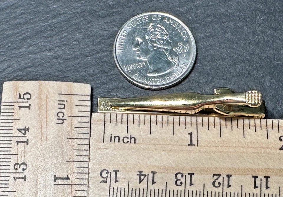 VINTAGE PIERRE CARDIN GOLD TONE RIDGED TIE CLIP H475 - Image 2 of 4