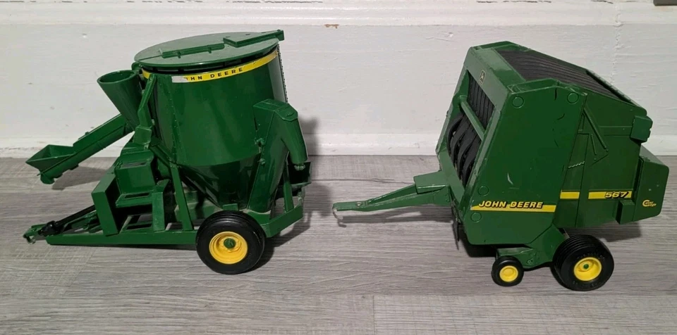 ERTL John Deere Grain Mixer and 1/16 567 Hay Baler w/ Bale of Hay Farm Toys - Image 3 of 4