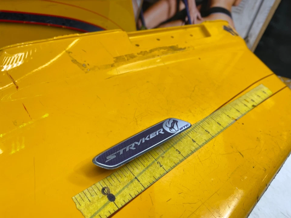 Fabricante de equipos originales 16-17 Dodge Viper GTC T/A 2.0 súper raro Stryker púrpura tablero calcomanía emblema Foto 3 de 4