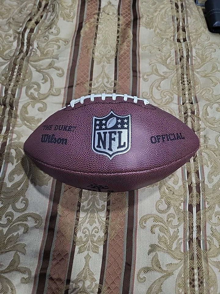 Balón de fútbol americano oficial Wilson The Duke NFL COLTS Anthony Castonzo Foto 3 de 4