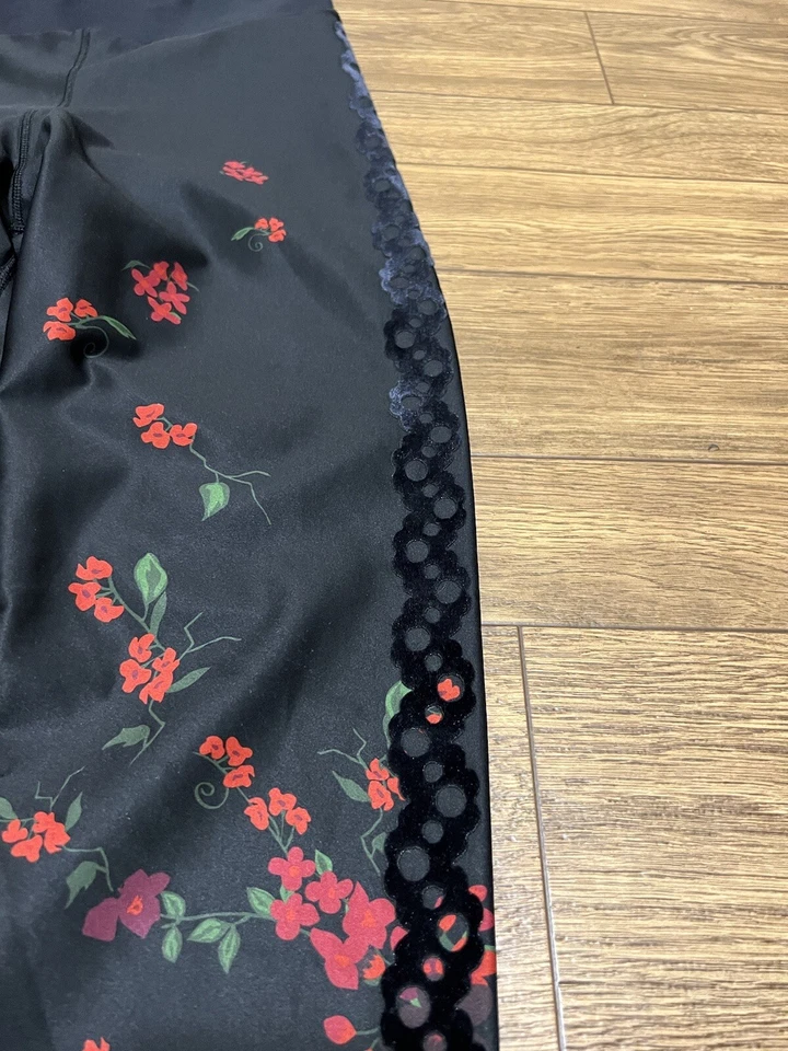 Леггинсы ULTRACOR Madrid с высокой посадкой с цветочным рисунком - черные и красные женские размер M - 198 долл. США - Изображение 4 из 4