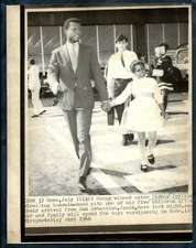 OSCAR WINNER ACTOR SIDNEY POITIER & FAMILY ARRIVE IN ROME 1968 PRESS Photo Y 207