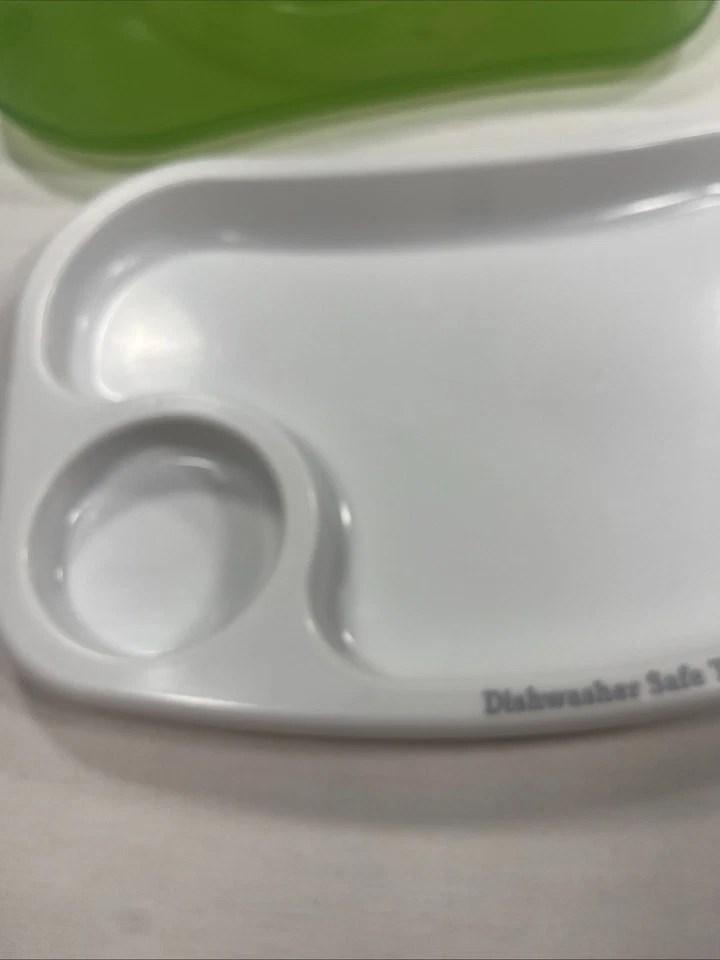 Bandeja de alimentação para bebês Fisher-Price com tampa de encaixe. Bandeja branca com tampa verde - Imagem 3 de 4