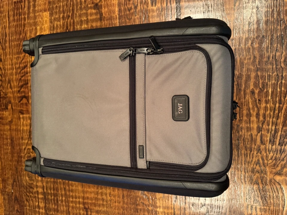 4-колесная ручная кладь Tumi 2020 Alpha International двойной доступ - серебристая - Изображение 2 из 4