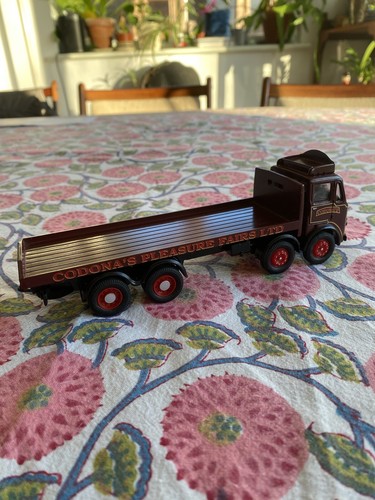 Corgi Classics 1:50 John Codona Fairs Leyland 8 Wheel Rigid #24401 - Picture 6 of 12