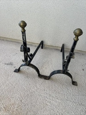 (N) Paire chenets de cheminée en fer forgé vintage années 70 boule laiton - Photo 1/4