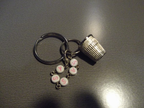 Portachiavi unico da collezione in metallo 3" pollici SASSY con ditale - Foto 1 di 5