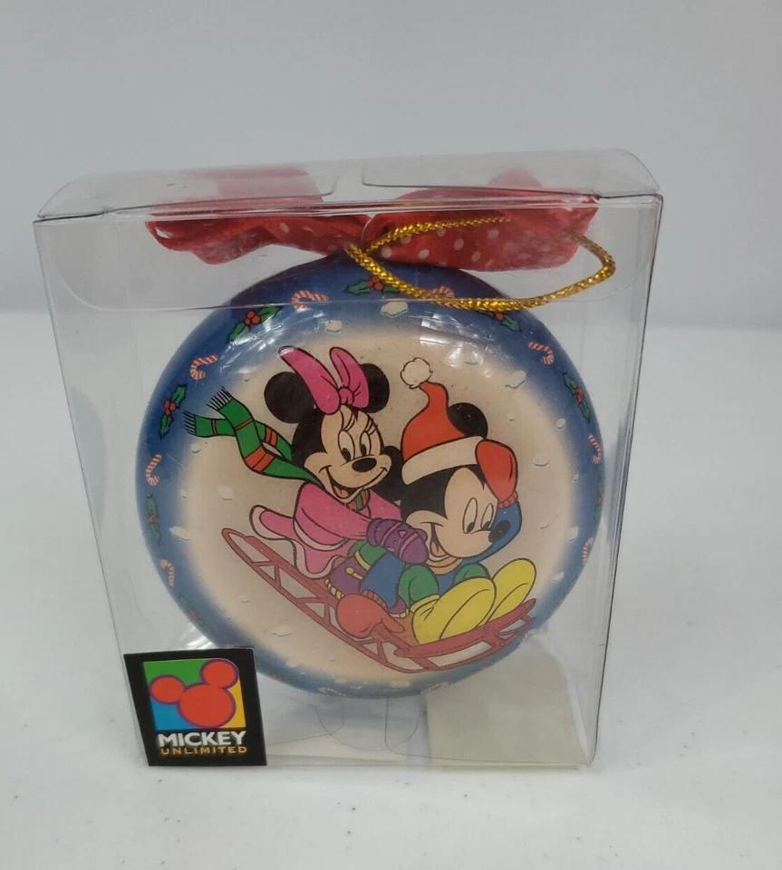 Enesco MICKEY UNLIMITED Mickey Minnie Mouse Sledding Christmas 3" Ornament - Imagem 3 de 4