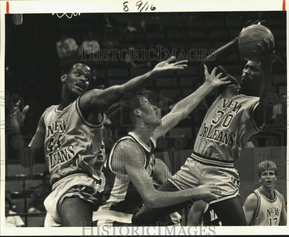 1987 Press Photo U.N.O. basketball players sandwich Mankato rival during a game