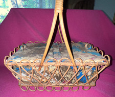 Ancien panier à couture en osier et tissu