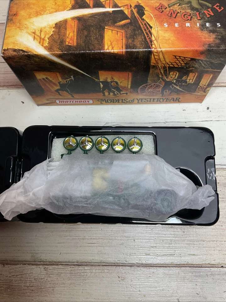 Matchbox Collectibles YYM37632 1932 MERCEDES Spotlight Generator Truck Fire - Image 2 of 4