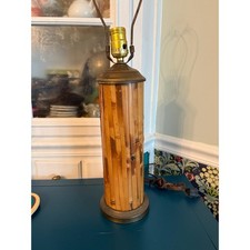 Mid Century Bambus Split Rattan Säulenform Tischlampe mit Messing Details