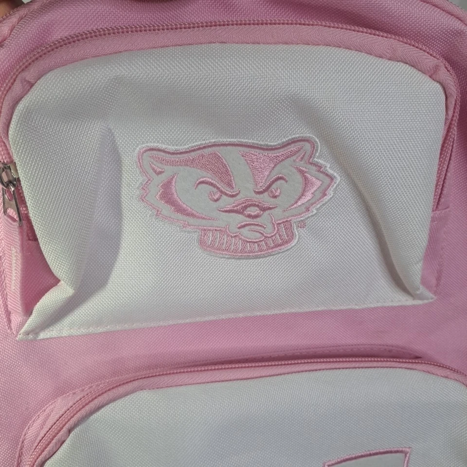 Рюкзак дорожный Wisconsin Badgers официально лицензированный розовый и белый NCAA Sports - Изображение 4 из 4