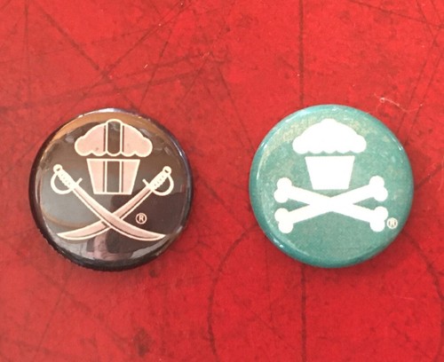 Johnny Cupcakes PinBadge Crossbones Black/white Pirate Button Cupcake Pink/White