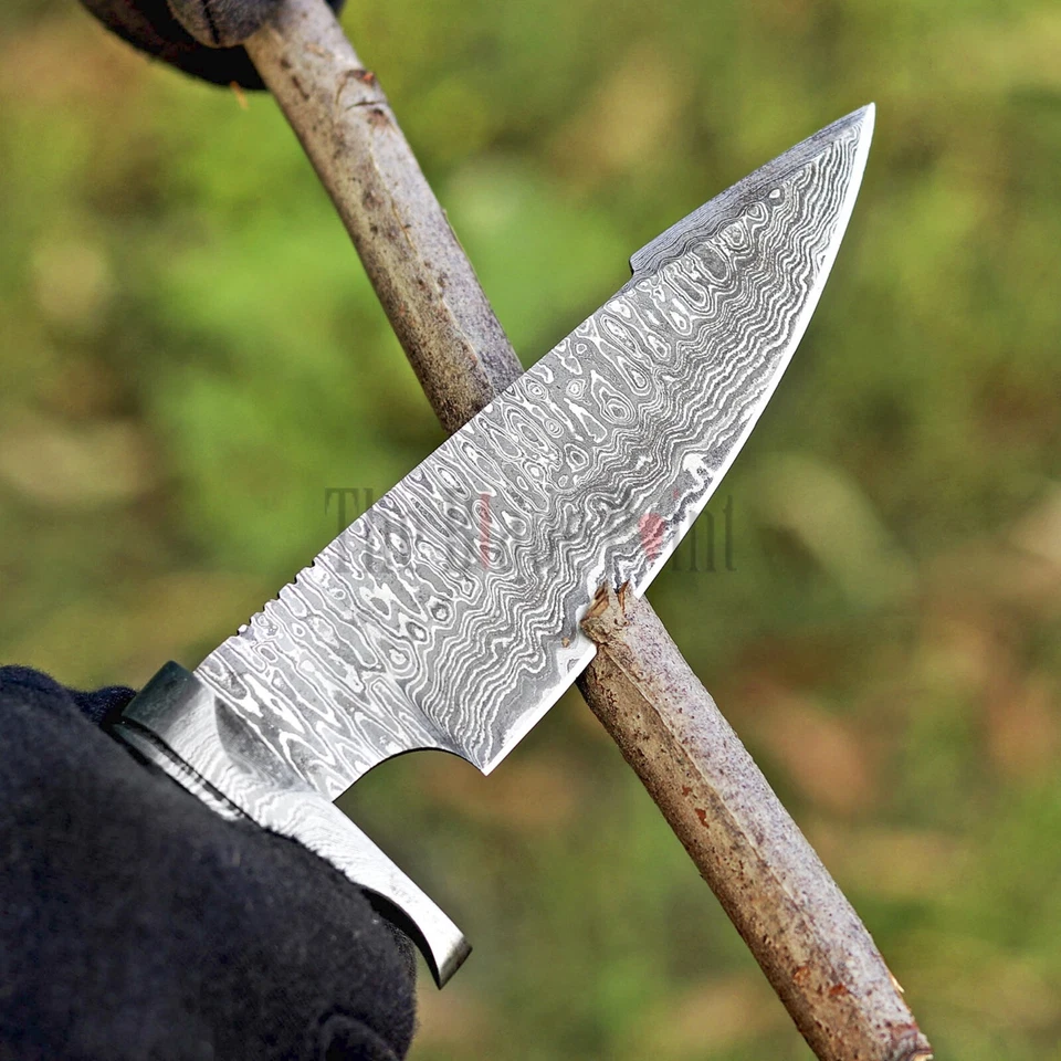 Cuchillo de caza Bushcraft de acero Damasco hecho a mano con mango de palo de rosa y funda Foto 3 de 4