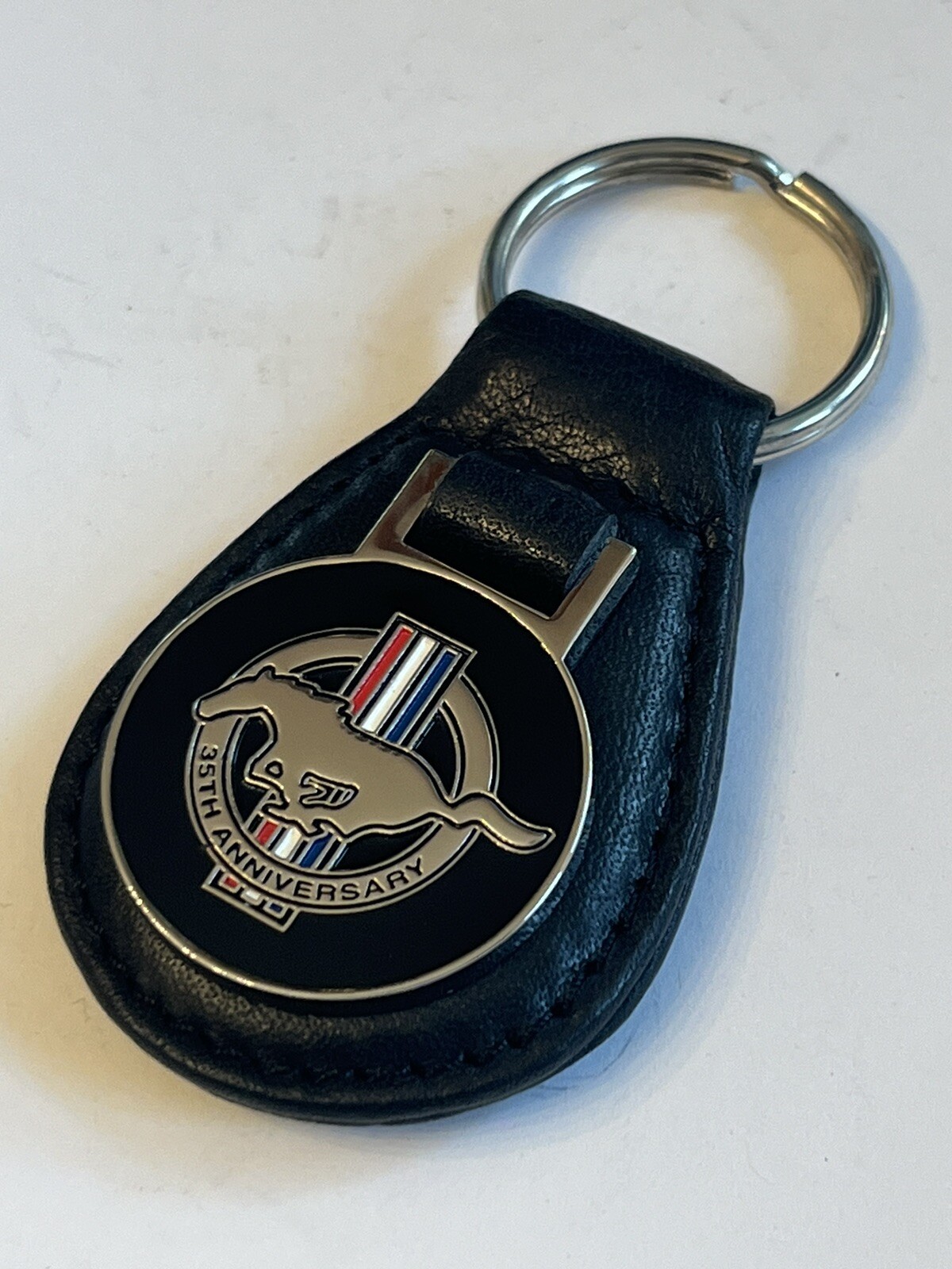 RARE 1999 LIMITED EDITION 35th ANNIVERSARY”FORD”MUSTANG CLOISONNÉ KEYCHAIN LQQK