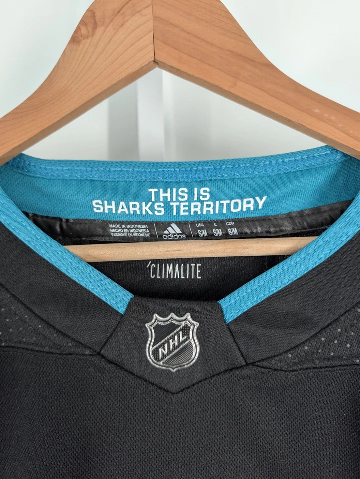 Camiseta Adidas San Jose Sharks Logan Couture #39 pequeña parche negro hockey NHL Foto 4 de 4