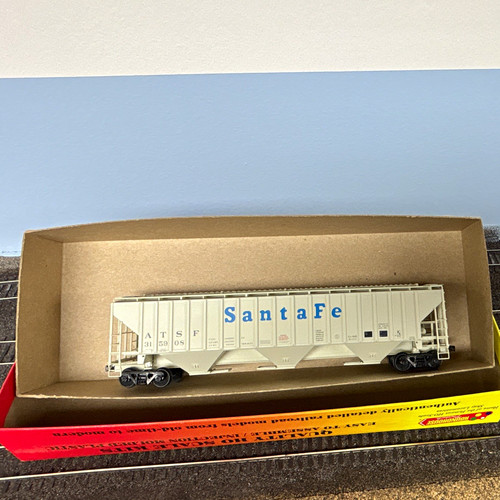 Tolva cubierta Accurail HO Santa Fe ATSF blanca/azul 315908 | Condition: Used