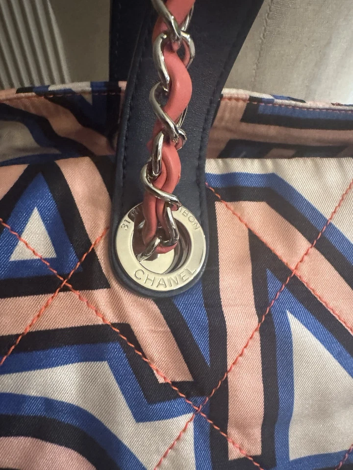 Bolso de Mano Chanel Grande Gráfico Acolchado Azul Rosa Logo Estampado 2019 RARO Foto 4 de 4