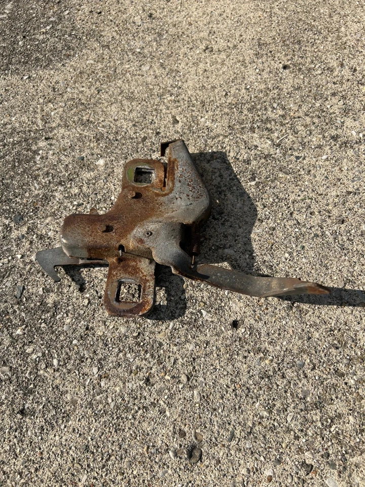 Conjunto de bloqueo de capó usado OEM 1992-1996 Ford F150 Bronco F250 F350 Foto 3 de 4