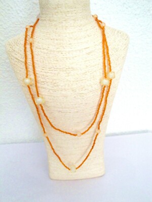 Collar de piedras  de cristal naranjas y bolas de color blanquecino de mayor tam