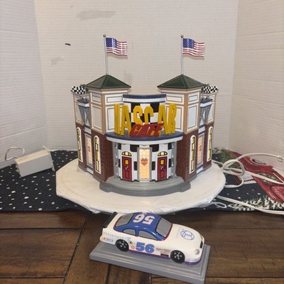 Dept 56 Snow Village NASCAR CAFE Includes Racing Car #5538