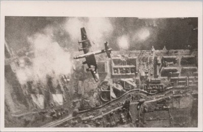 Foto Abzug RAF Bomber über einer Stadt