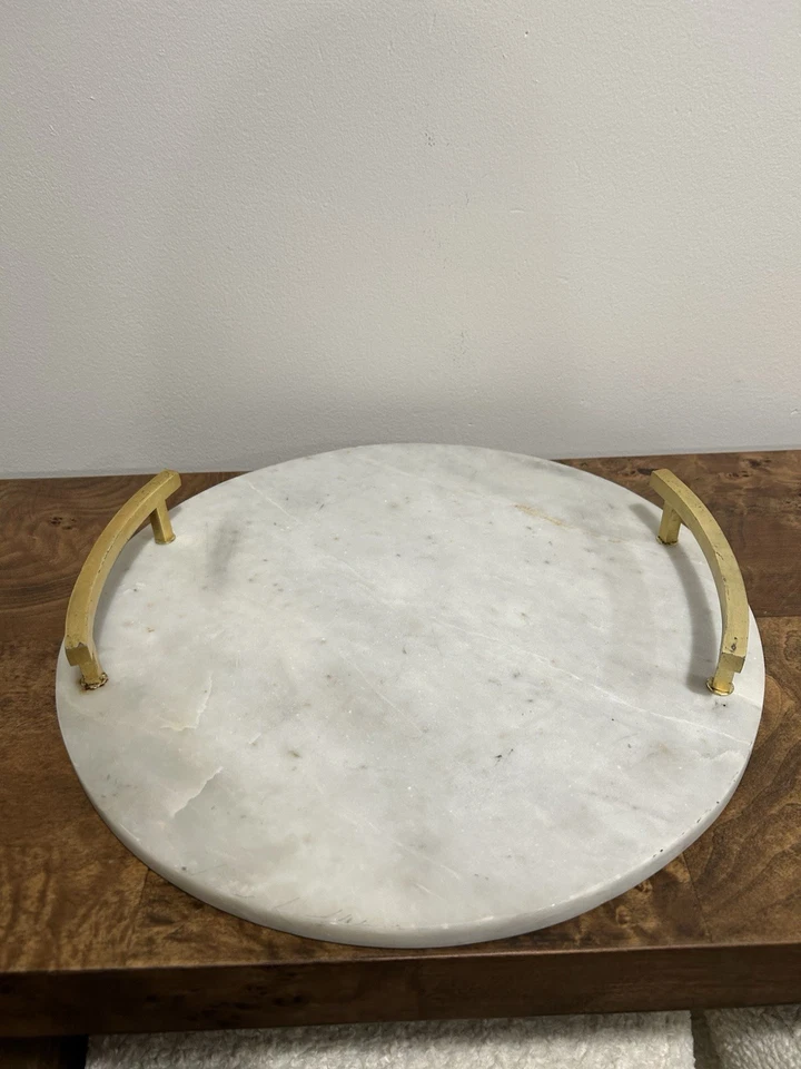 Bandeja redonda para servir tabla de charcutería West Elm de mármol y latón con asas Foto 2 de 4