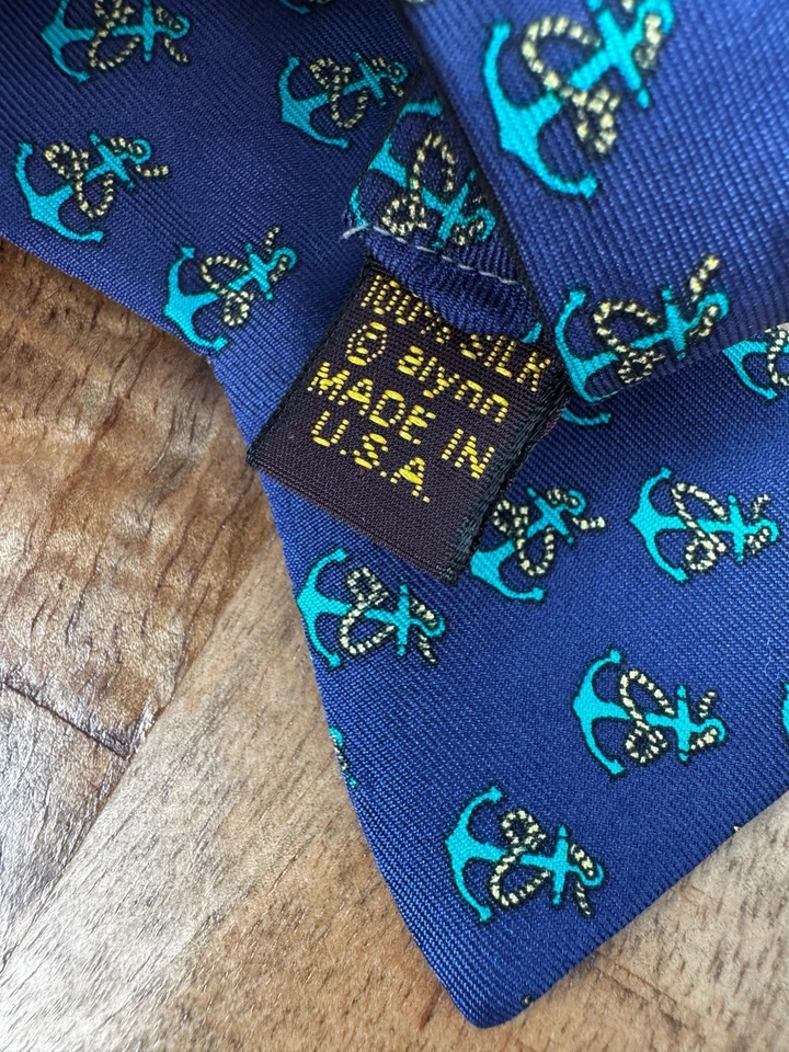 Alynn Navy Blue Silk Bow Tie with Anchor Pattern - Imagem 2 de 3