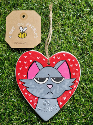 ''Original handbemaltes Kieselstein Keramikherz - eine sehr mürrische Katze ''''Be Mine''''''