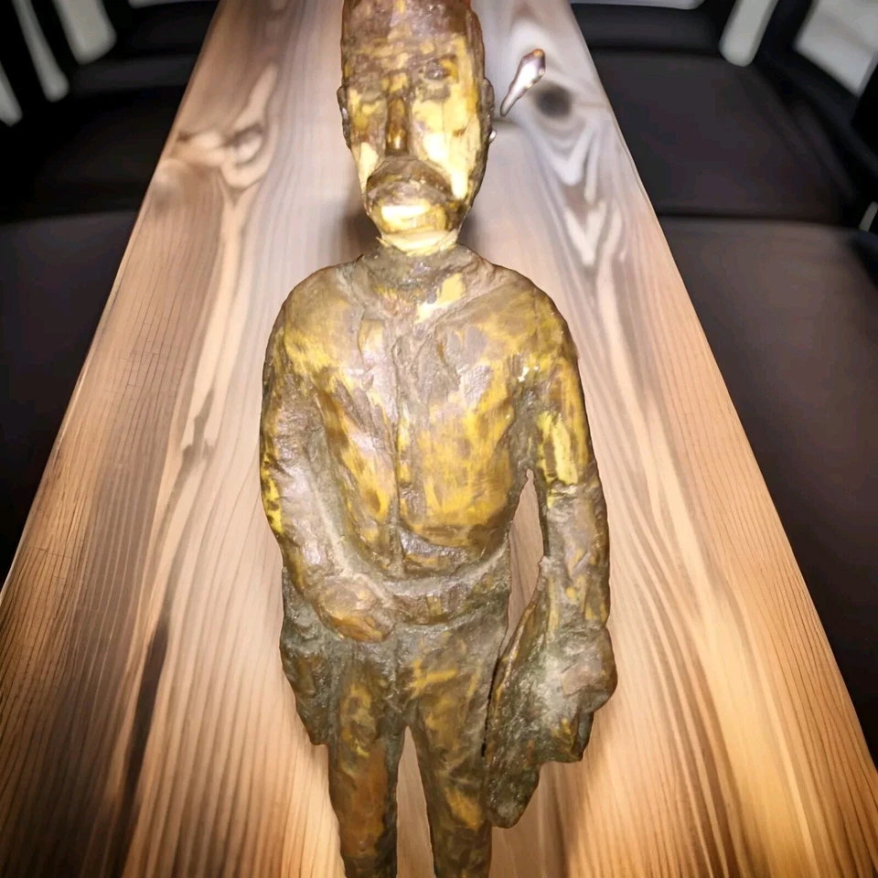 estatuas antiguas de madera tallada Foto 2 de 4