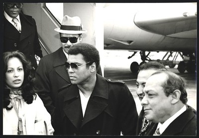 Fotografie Boxer Muhammad Ali beim Verlassen eines Flugzeugs, Großformat 25 x 1 