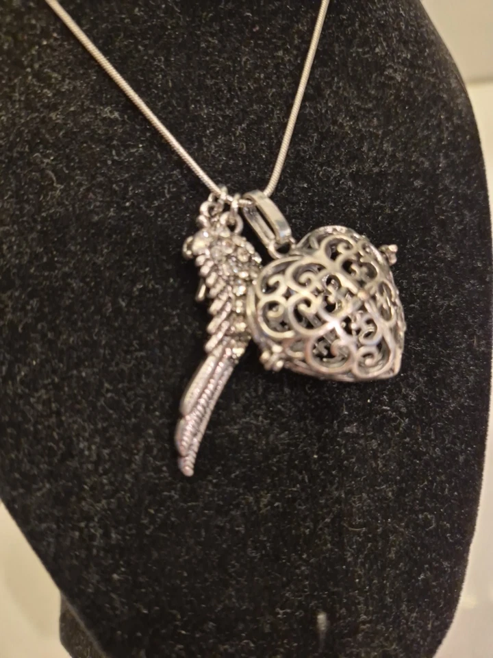 Collar Llamador Ángel con Medallón Alas de Ángel y Cruz Tono Plata 24" Foto 3 de 4