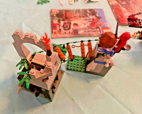 2004 LEGO Knights' Kingdom: Vladek's Siege Engine (8800) & (8778) Border Ambush