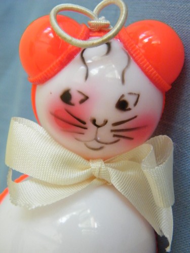 Vintage Hard Plastic Baby Rattle Crib Toy ~ Cute Animal Cat ? w/Ribbon - 第 6/7 張圖片