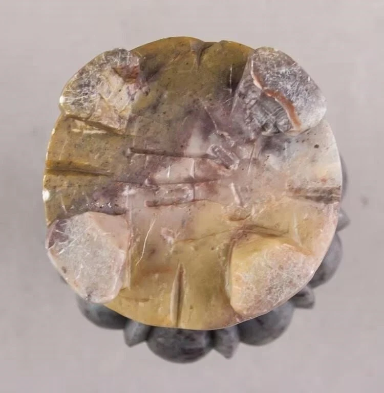 Jarrón antiguo chino de piedra dura sobre soporte. Tonos grises, negros y verdes. Foto 2 de 3