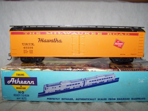 Athearn HO 50' Express Reefer Milwaukee Road(RTR) - Picture 1 of 17