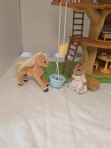 Calico Critters Adventure Tree House Squirrel Family - Picture 5 of 23