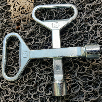 2 Stk. 8mm Dreikantschlüssel + Flaschenöffner Mülltonnen BW Innendreikant
