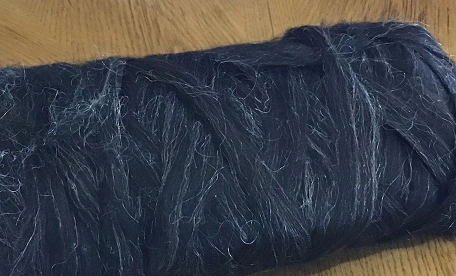 Rovings 100 % alpaca negros con reflejos grises claros. 12,5 OZ So Soft Foto 4 de 4