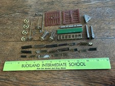 Lionel Train Trim Sortiment wie abgebildet. 39 Teile, alle erscheinen gebraucht.